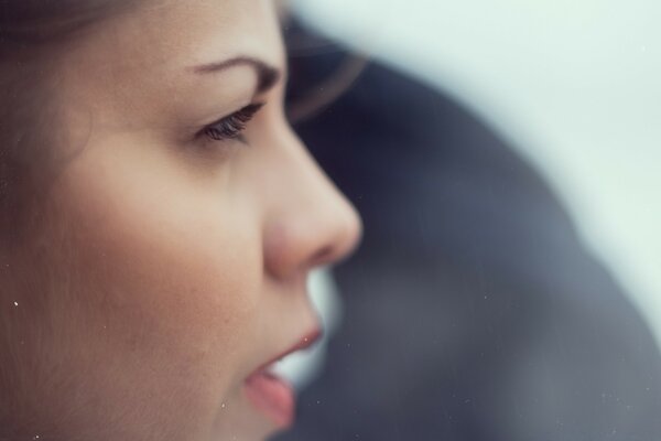 Portrait d une femme regardant au loin