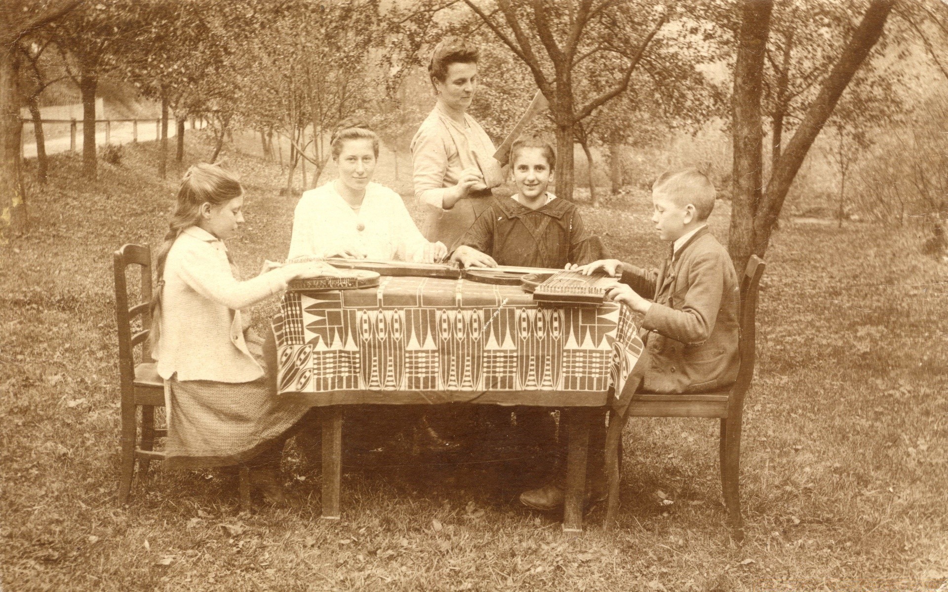 vintage due bambino adulto gruppo panchina ragazzo uomo addestratore di cani tre