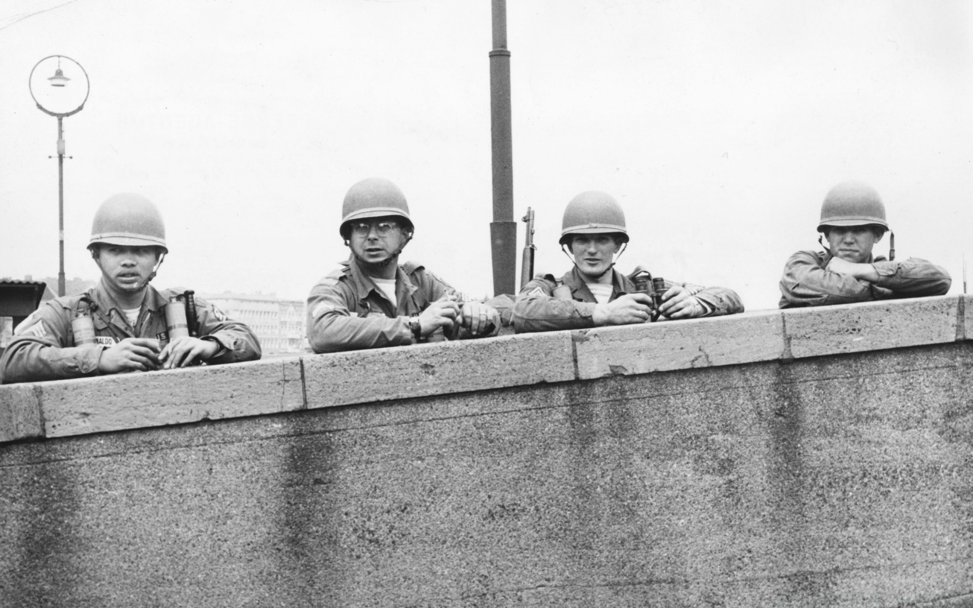 jahrgang band zwei helm erwachsener mann auto militär schleier