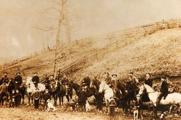 Grupo de hombres caballo niebla