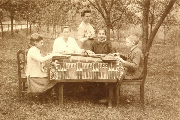 Familie am Tisch im Retro-Stil