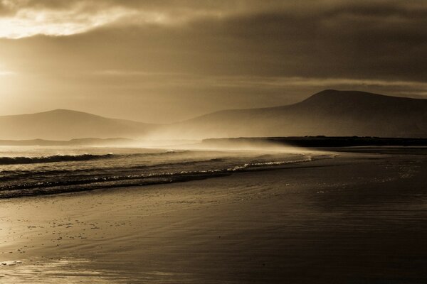 Les vagues de la mer roulent sur la plage