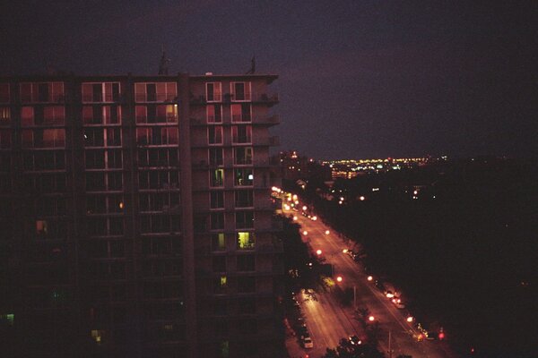 Luz de la ciudad de la noche con el camino y las casas