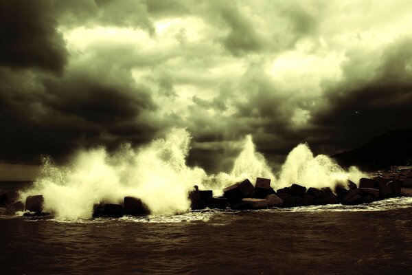 Le onde del mare battono contro le rocce