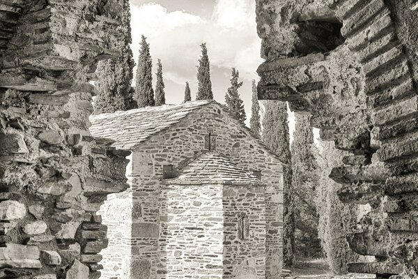 Antigua estructura de piedra en ruinas