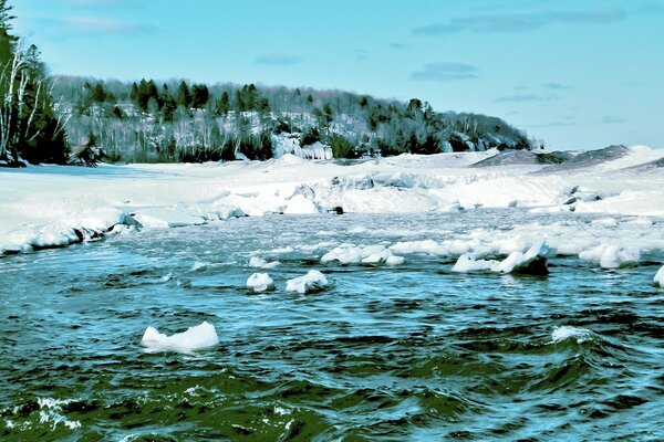 Movement of ice blocks on the sea