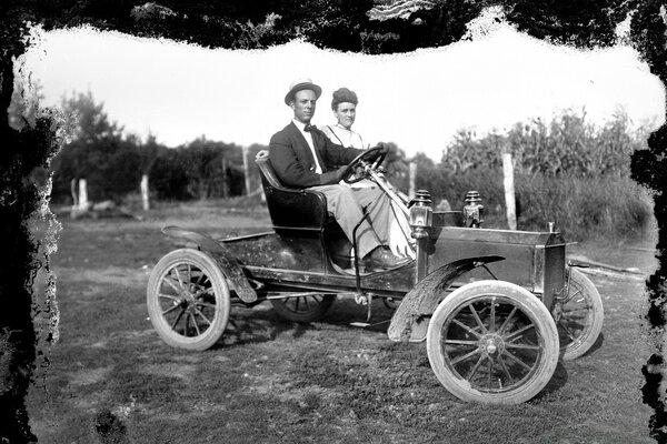 Cartão postal vintage de um jovem casal em um carro