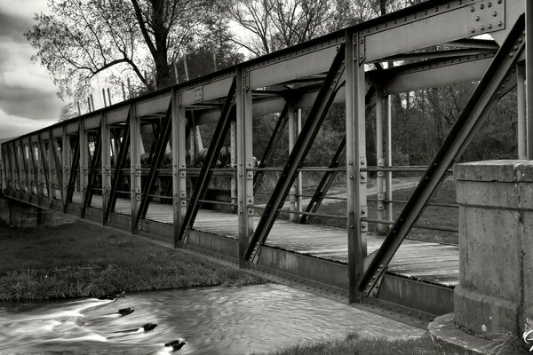 Vintage Metall Brücke über den Fluss