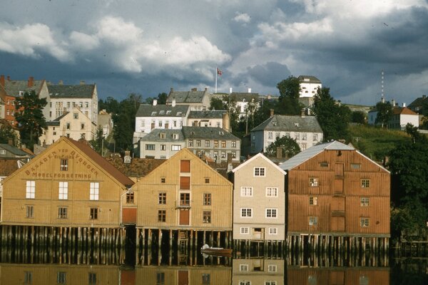 Vintage-Häuser am Fluss in Europa