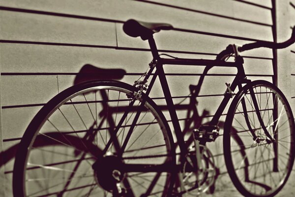 Vieux vélo près du mur gris