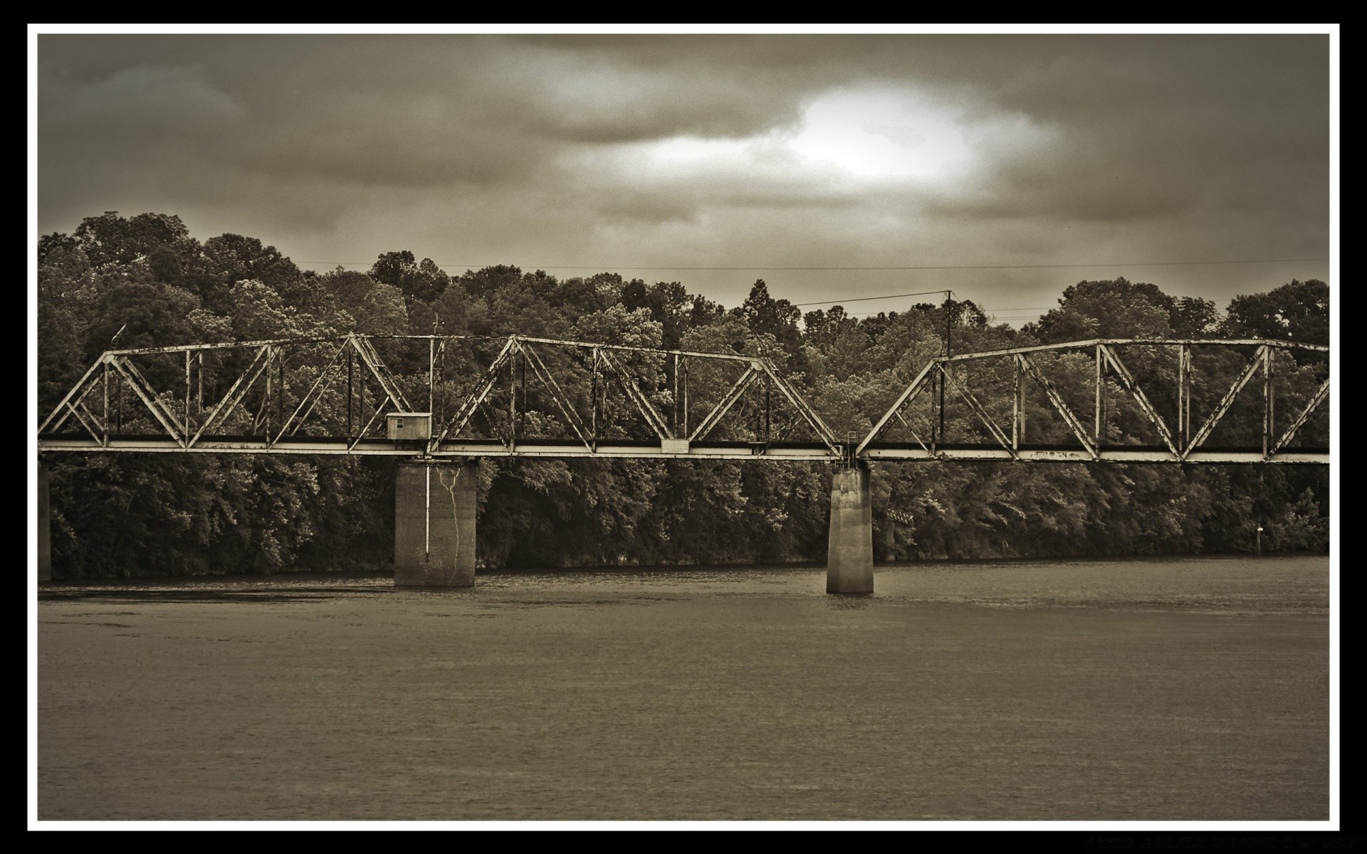 jahrgang monochrom brücke schwarz / weiß straße sepia fluss landschaft wasser alt dunkel himmel kunst transportsystem tor mono zug holz