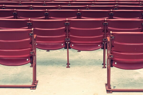 Chaises Vintage rouges dans une salle vide