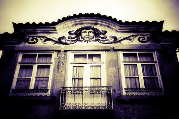 Arquitectura de la casa en color oscuro