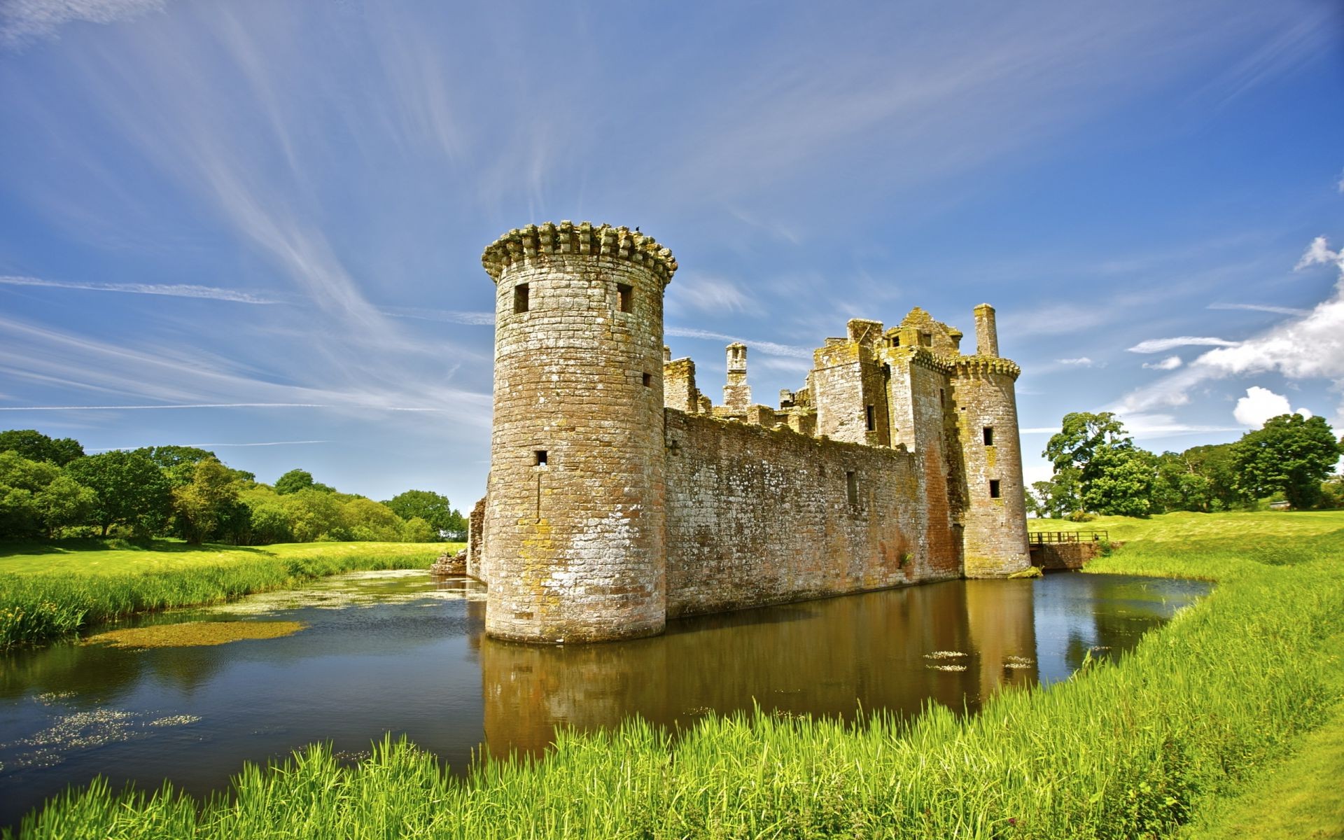 paisagens castelo gótico arquitetura ao ar livre viagens céu antigo velho rio fortaleza torre água fortificação grama casa