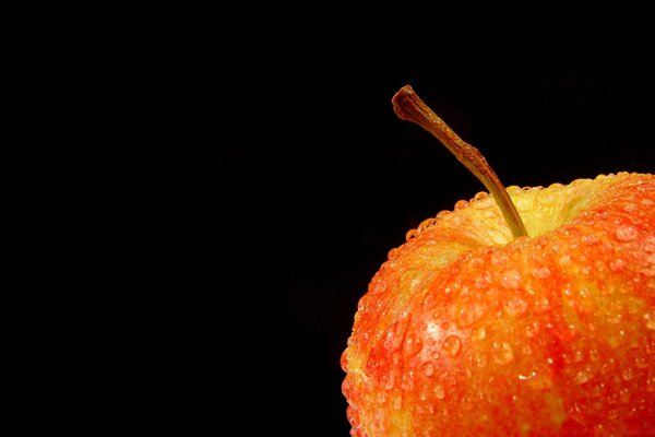 Deliciosa manzana madura sobre fondo negro