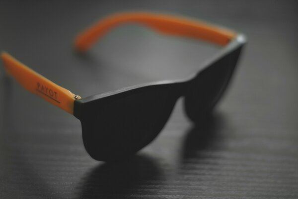 Натюрморт сонцезахисних окулярів з помаранчевим душками