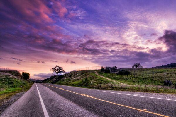 Du coucher du soleil à l aube seulement vous, la route, le ciel et le paysage