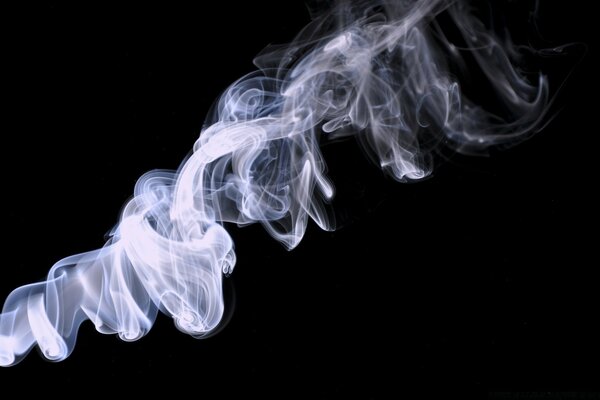 Тютюновий дим на чорному тлі