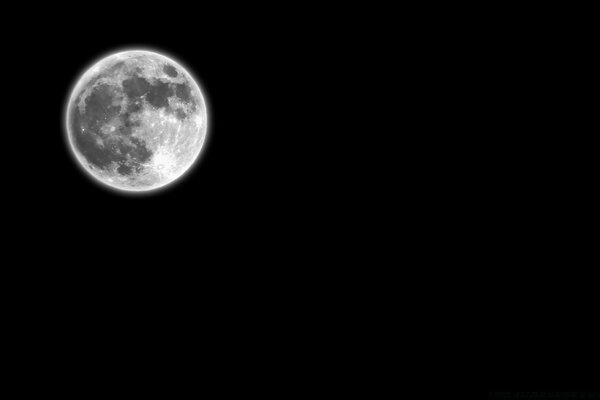 Eclipse lunar em noite escura