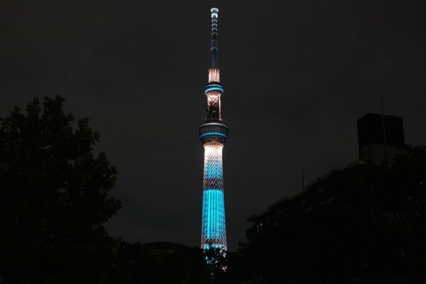 Architektur des Turms bei Nacht