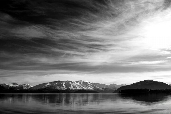 Monochrome Landschaft. teich und Berge