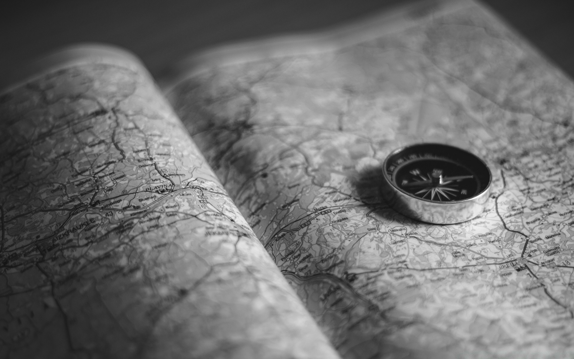 czarno-biały stary focus zbliżenie monochromatyczny pulpit część kompas przewodnik vintage w pobliżu pieniądze