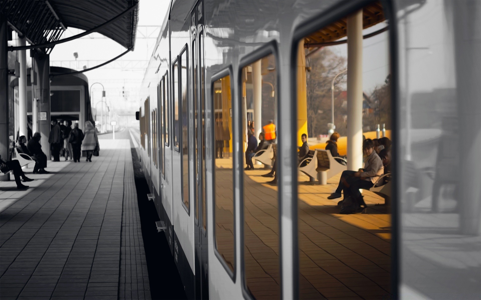 bianco e nero strada treno città ferrovia sistema di trasporto viaggi auto traffico affari strada adulto tram