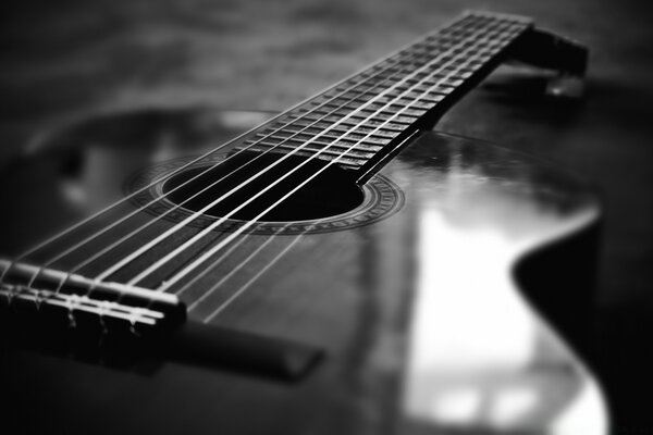 Fotografía de guitarra en blanco y negro