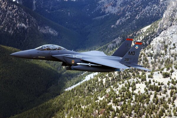 Avion vole dans les montagnes