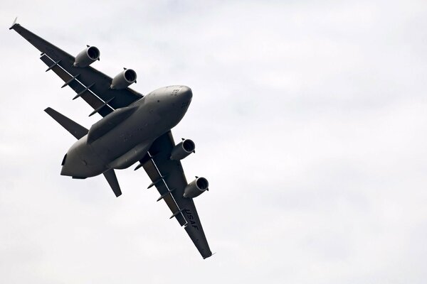 Ein Militärflugzeug fliegt in den Himmel