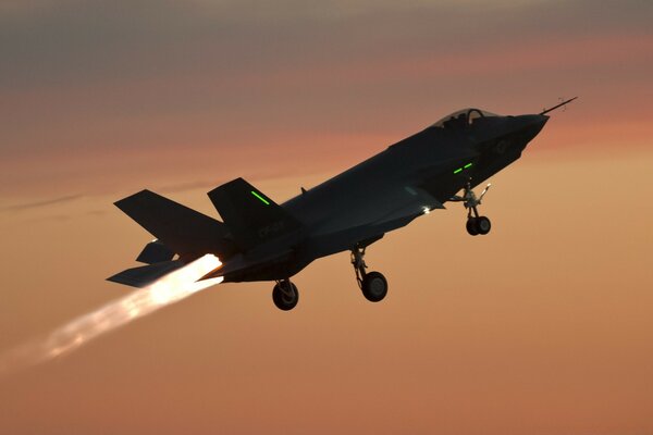 Foto di un aereo militare in volo