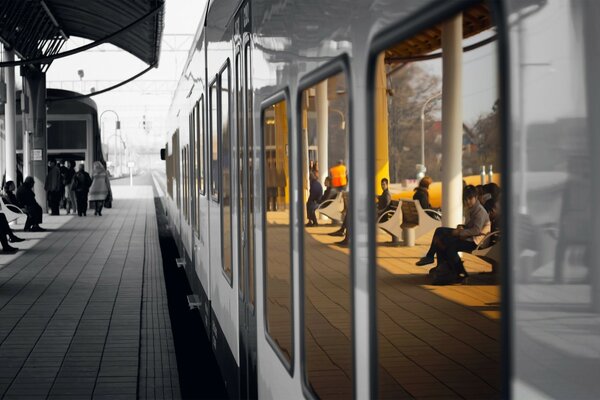 Strada ferroviaria in bianco e nero in esso guidare in città