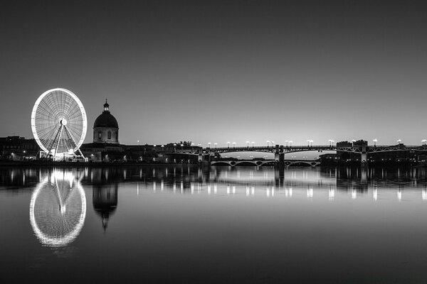 Grande roue dans la nuit dans la ville