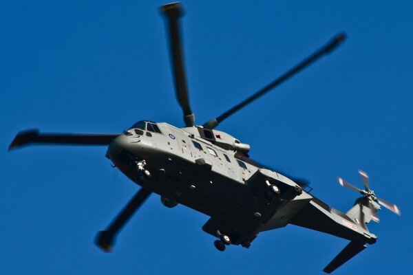 Ein Militärhubschrauber fliegt durch den Himmel