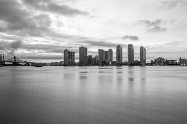 Fotografía en blanco y negro de una gran metrópolis