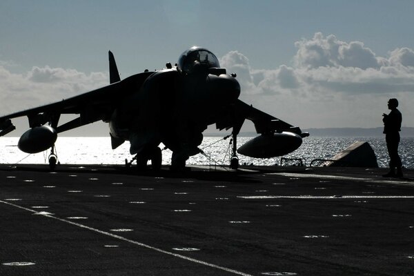 Un avión de combate en un portaaviones un minuto antes del despegue