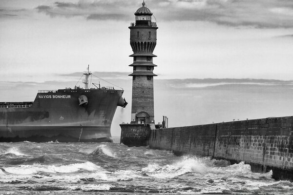 Das Schiff betritt den Hafen mit einem Leuchtturm