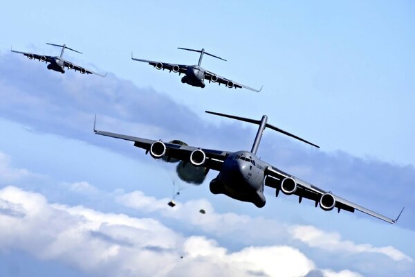 Trois avions dans les nuages