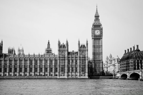 Angielski Big Ben w mieście czarno-biały