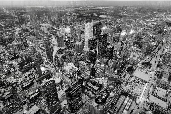 Vista de la metrópoli en blanco y negro