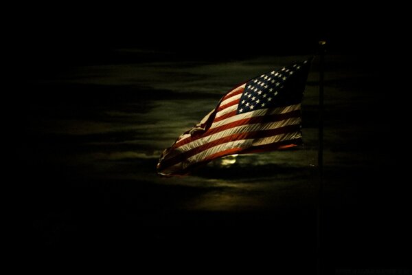 Amerikanische Flagge mit Vollmond beleuchtet