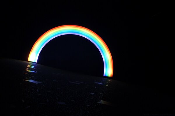 Medio disco de arco iris sobre fondo negro