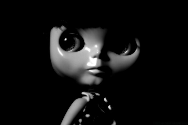 Черно-белый Портрет куклы во тьме