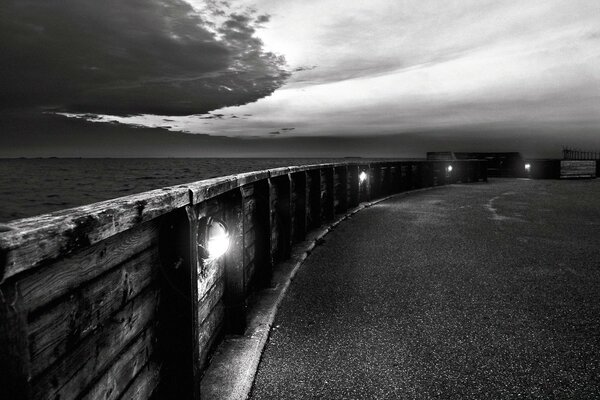 Monochrome Fotografie der Landschaft am Meer