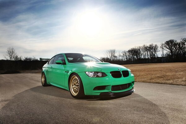 Voiture de sport de couleur verte