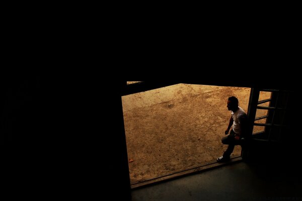 Homme debout en attente sur une jambe