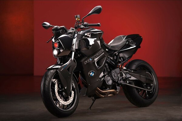 Es gibt ein schwarzes Motorrad oder ein Sportbike