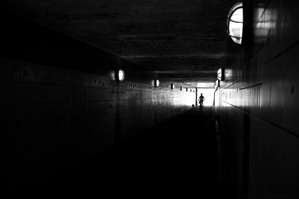 صورة ظلية شبحية في مستودع مهجور
