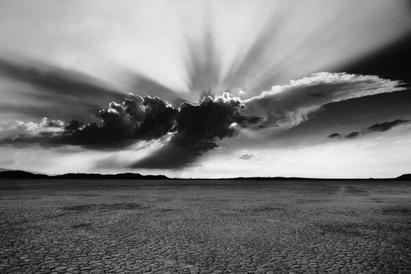 Schwarzer und weißer Hintergrund der Wolke über dem Feld