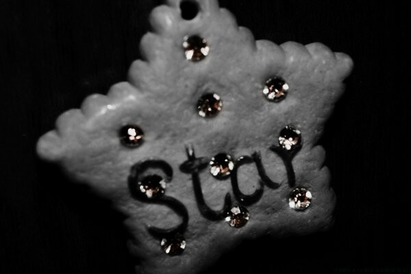 Biscuits avec strass sur fond sombre